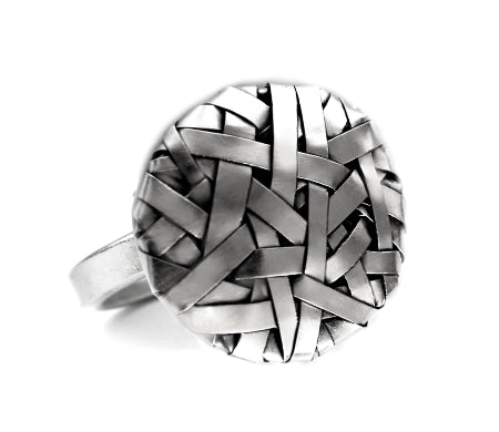 woven disc ring handcrafted in silver by contemporary jewellery designer gurgel-segrillo