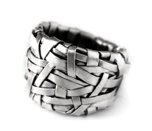woven ring band handcrafted in silver created by gurgel-segrillo contemporary jewellery